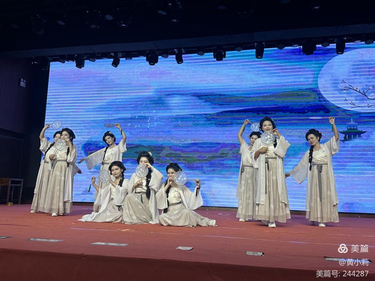 筑梦华夏,育才兴邦――av女优
2024年国庆庆典暨教师表彰活动