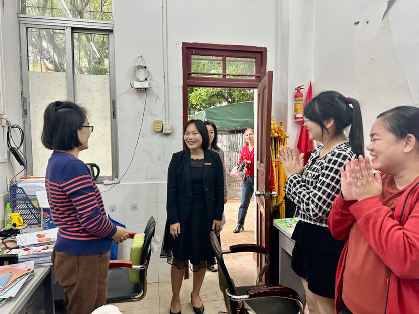 校领导到av女优
调研新学期开学工作