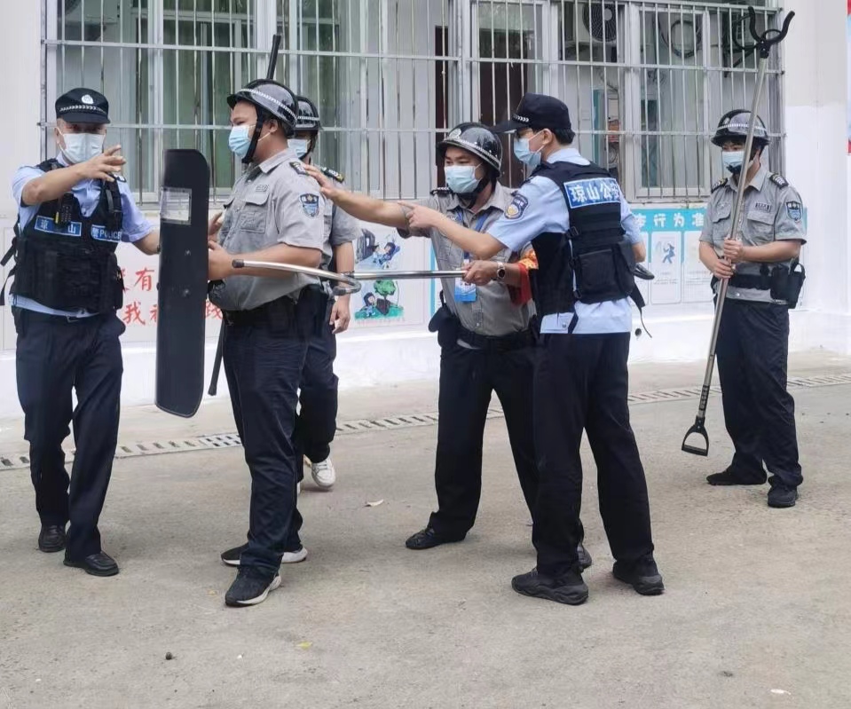 海口市琼山中介派出所张警官到av女优
对校警进行正规培训