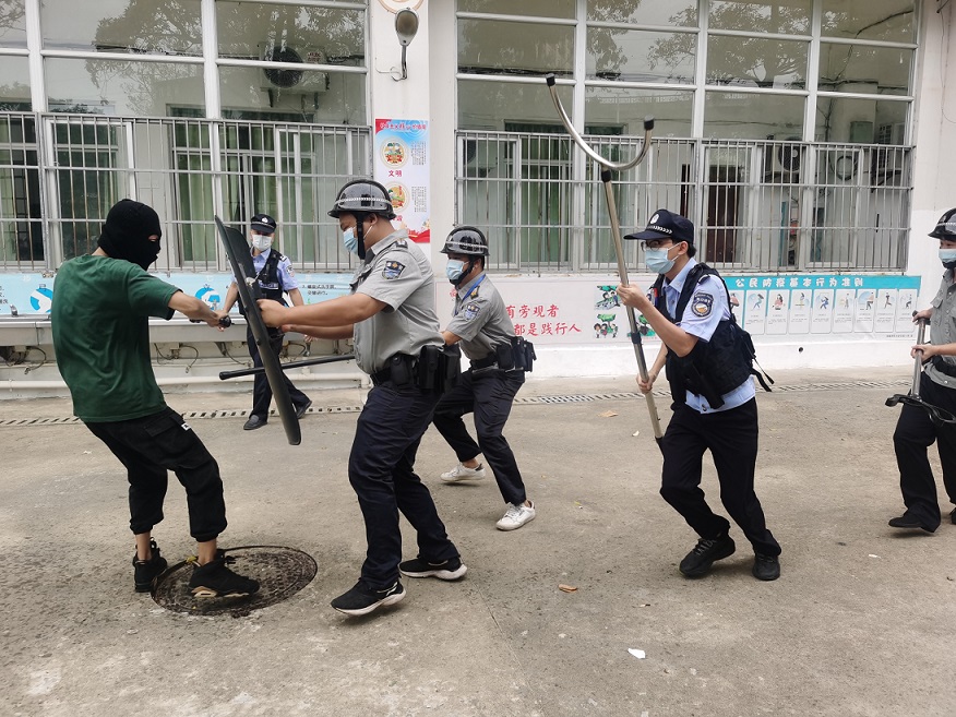 海口市琼山中介派出所张警官到av女优
对校警进行正规培训