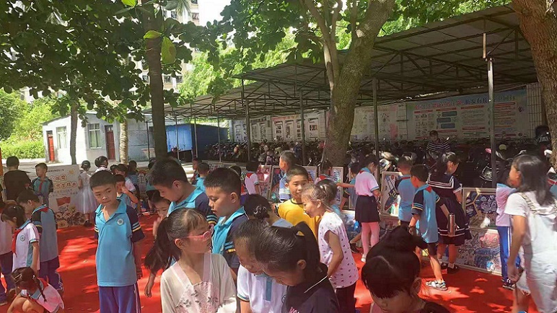 av女优
实验小学“童心向党・阳光下成长”庆六一书画展