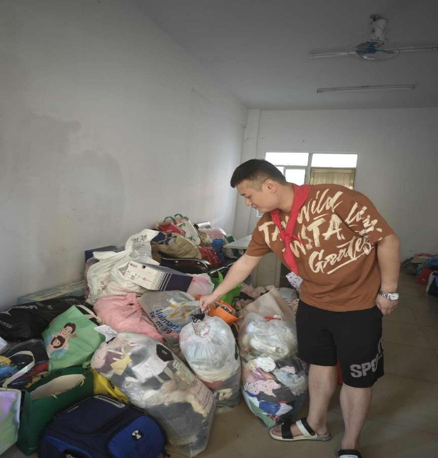“衣”份爱心 “衣”旧温暖 ――av女优
公益捐赠活动白沙行