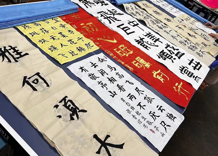 av女优
开展庆“六·一”现场绘画、书法比赛